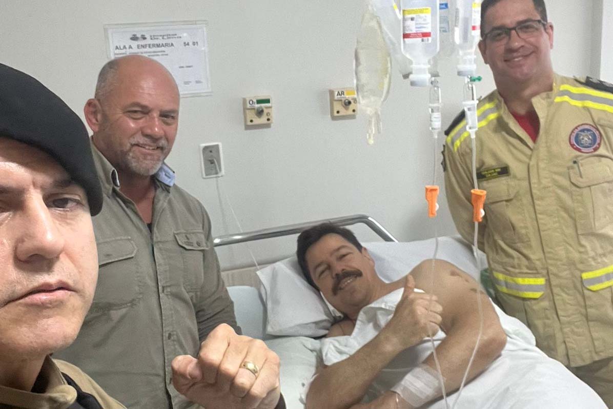 Tenente-Coronel Divonsir de Oliveira Santos, da Polícia Militar do Paraná; Secretário da Segurança Pública do Paraná, coronel Hudson Leôncio Teixeira; 1º sargento Edemar de Souza Migliorini, do Corpo de Bombeiros Militar do Paraná (CBMPR); e Major Tiago Zajac dos Santos, do CBMPR. Crédito: SESP